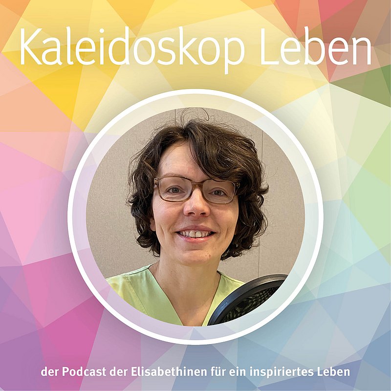 Grafik des Podcast-Covers mit einer dunkelhaarigen Frau mit Brille im Zentrum.