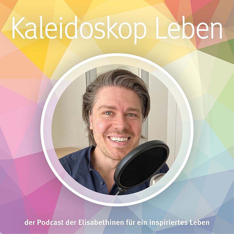 Podcast-Cover mit einem lächelnden Mann in dunklem Hemd in der Mitte