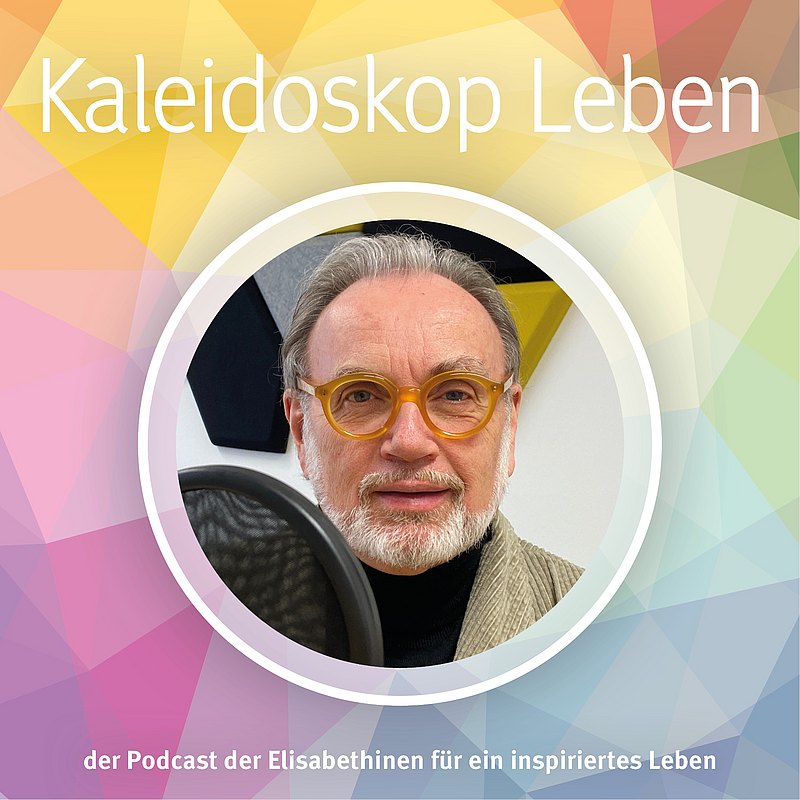 Podcast-Cover mit dem Portrait eines Mannes mit grauem, kurzem Bart und Brille.