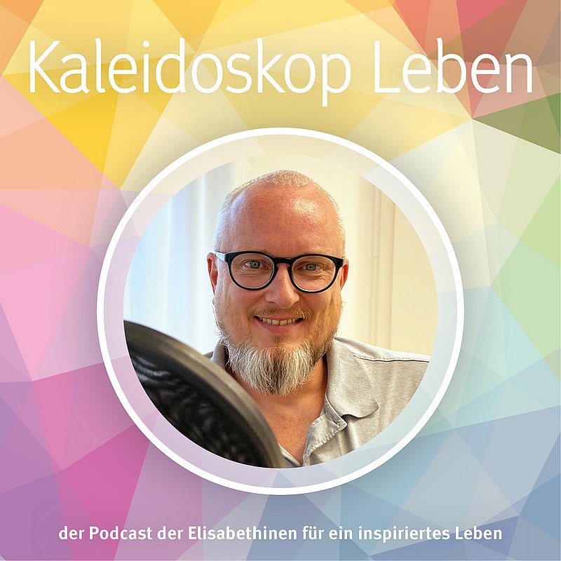 Podcast-Cover mit dem Portrait eines Mannes mit Brille und grau-melliertem Bart.