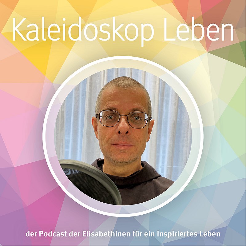 Podcast-Cover mit dem Portrait eines Mannes mit Brille und ganz kurzen Haaren im braunen Gewand der Franziskaner
