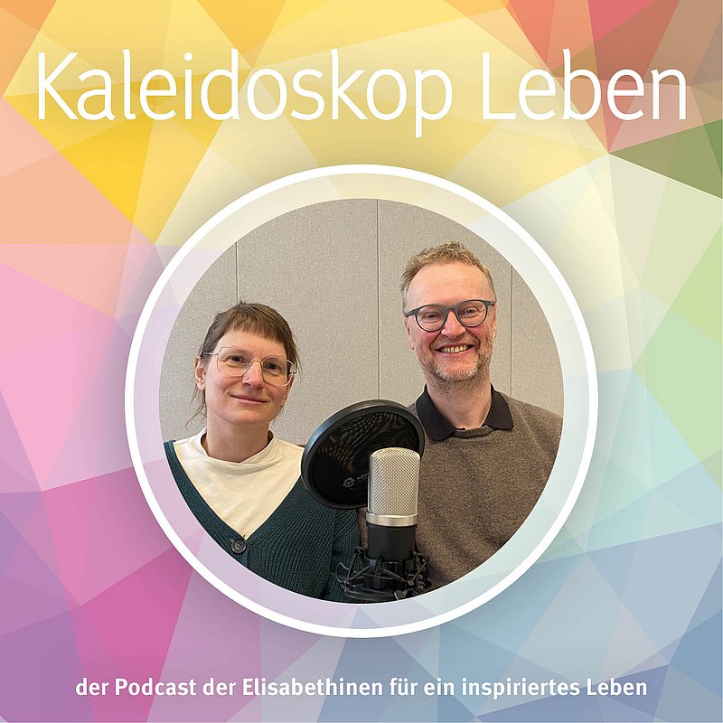 Podcast-Cover mit einer Frau mit kurzen Haaren und einem Mann mit Brille im Zentrum.