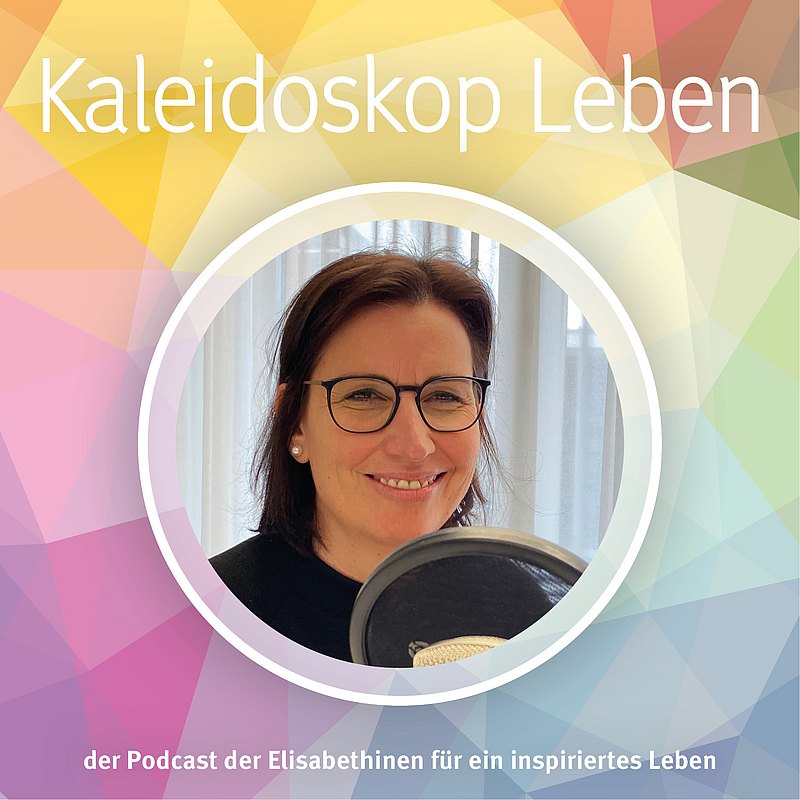 Podcast-Cover mit Portrait einer Frau mit Brille und dunklen, schulterlangen Haaren im Zentrum